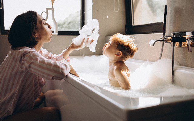 Gesundheit aus der Badewanne: Wohltuende Badezusätze für den Winter