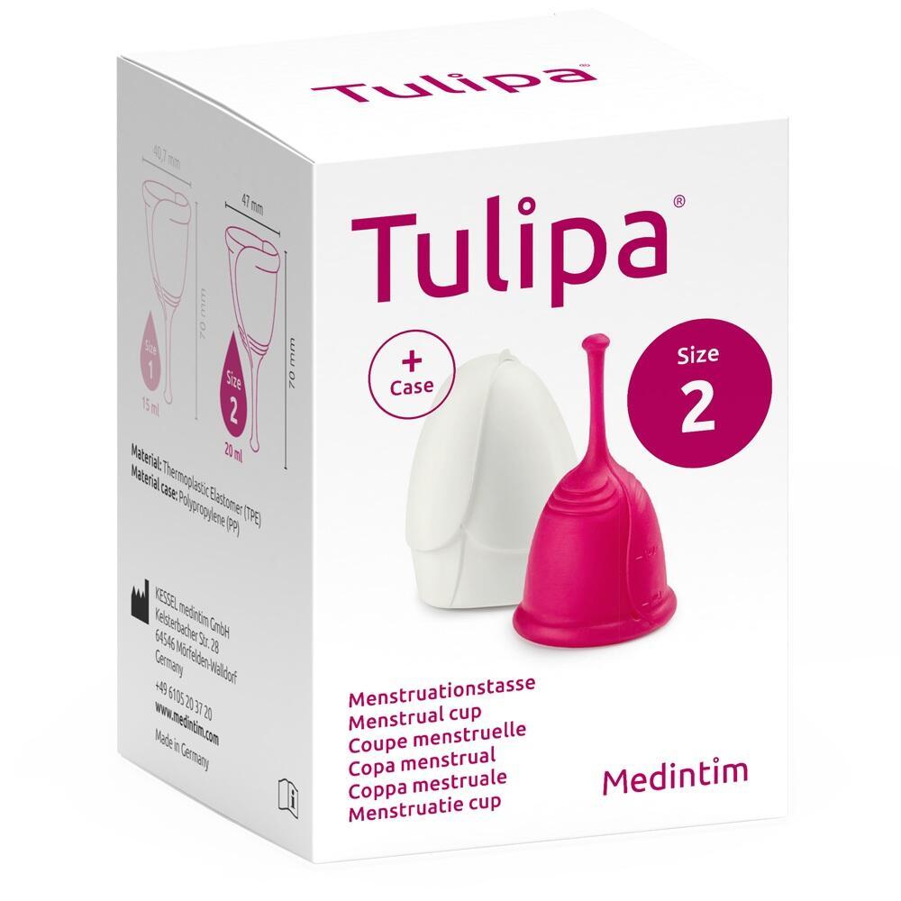 Eine rosa Menstruationstasse mit Aufbewahrungshülle in weiß auf einer Verpackung.