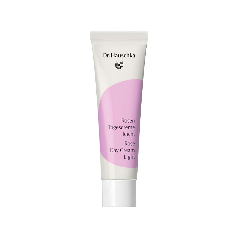 Weiße Tube mit rosafarbenem Etikett für leichte Rosencreme von Dr. Hauschka.